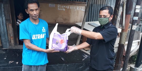 Puluhan Ribu Tukang Cat Dapat Sembako Gratis