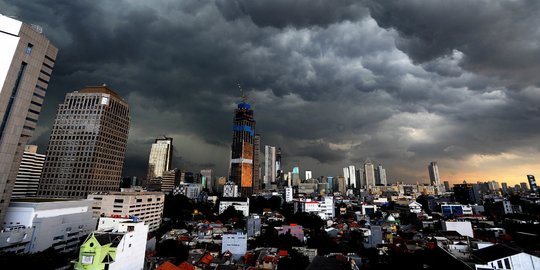 Warganet Ramai Bahas Hujan Badai, Ini Penjelasan BMKG