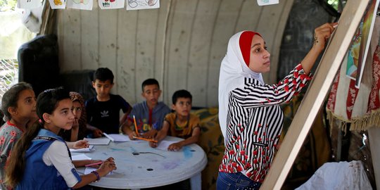 Sekolah Tutup, Gadis 13 Tahun di Gaza Jadi Guru Anak-Anak Tetangganya