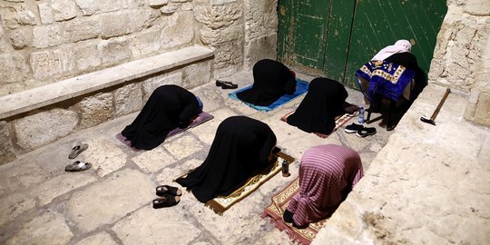 Kekhusyukan Muslim Yerusalem Mencari Keberkahan Lailatul Qadar di Tengah Pandemi