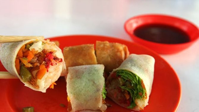 mencicipi popiah camilan gurih dan renyah mirip lumpia yang populer di medan