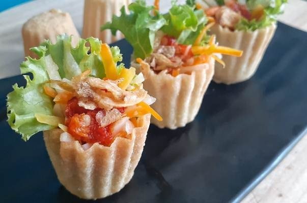 mencicipi popiah camilan gurih dan renyah mirip lumpia yang populer di medan