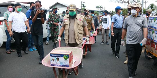 Penuhi Janji Berikan 20 Kg Beras & 2 Dus Mie Instan, Wali Kota Bengkulu Panen Pujian