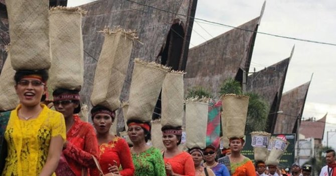 mengenal tari tandok tarian yang bercerita kehidupan agraris suku batak