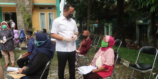 Pantau Penyaluran Bansos, Mensos Pesan 'Jangan Beli Rokok, Beli Kebutuhan Pokok'