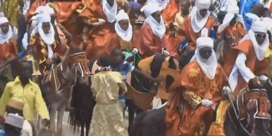 Tradisi Unik Lebaran di Beberapa Negara, Lempar Tongkat Api Sampai Festival Berkuda