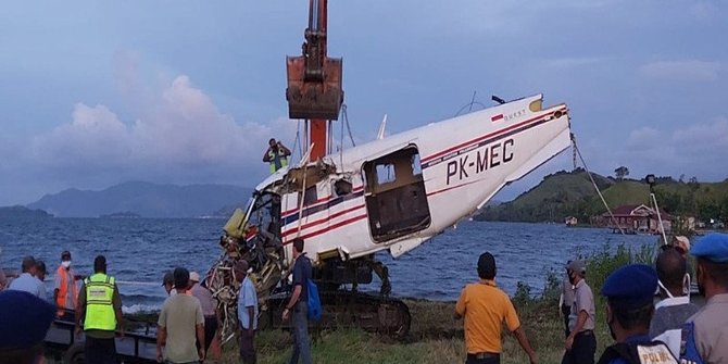Menyelam 9 Jam, Petugas Evakuasi Badan Pesawat Milik MAF dari Danau Sentani