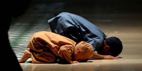 Tata Cara Sholat Idul Fitri di Rumah, Beserta Niat Berjemaah Maupun Sendiri