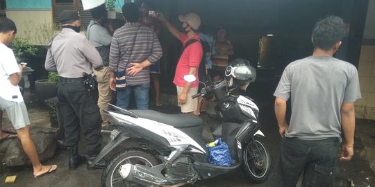 Dililit Ular Piton, Pria Ini Terkapar di Pinggir Jalan