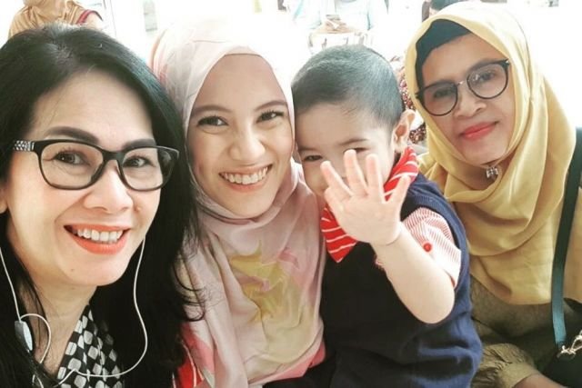 ini 8 potret artis yang akrab dengan ibu mertua