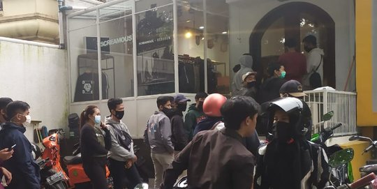 Suasana PSBB di Bandung Jelang Lebaran, Warga Antre di Outlet Baju Hingga Kantor Pos