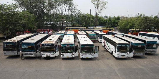 dampak virus corona penumpang angkutan umum turun 70 persen