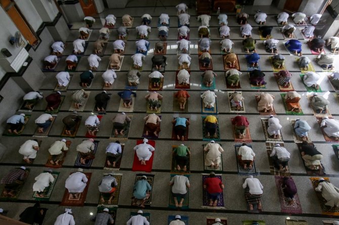 muslim thailand laksanakan salat jumat dengan menerapkan jarak fisik