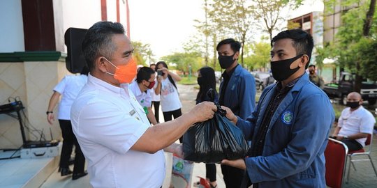 Wali Kota Tarakan Serahkan Bantuan Sembako pada Mahasiswa & Siswa Terdampak Covid-19