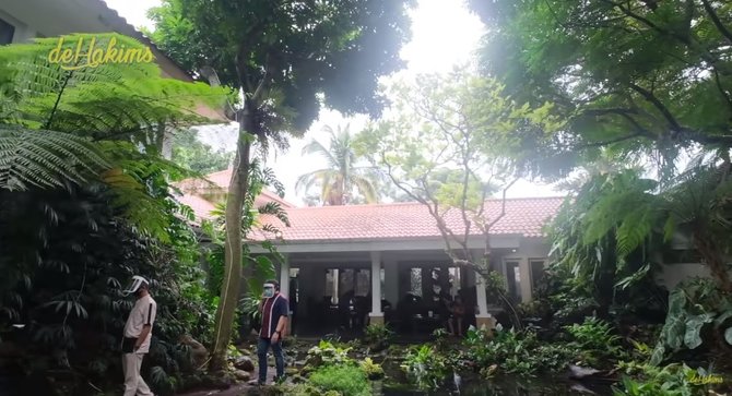 potret rumah orang indonesia di depok sejuk banget ada hutan dan air terjun