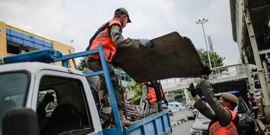 Satpol PP Tertibkan Pedagang yang Nekat Berjualan di Tanah Abang Satpol PP Tertibkan Pedagang yang Nekat Berjualan di Tanah Abang