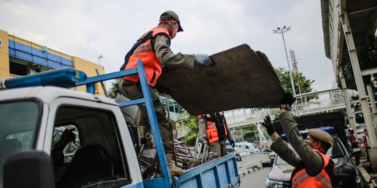 Satpol PP Tertibkan Pedagang yang Nekat Berjualan di Tanah Abang