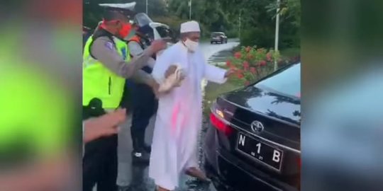 5 Fakta Umar Abdullah Assegaf, Pengendara Mobil Camry yang Langgar PSBB di Surabaya