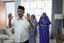 Tata Cara Sholat Idul Fitri di Rumah, Lengkap Niatnya 3 ilustrasi salat di rumah