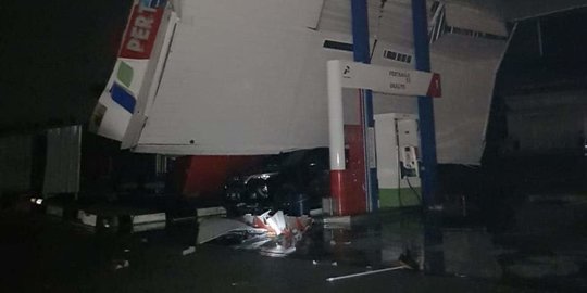 Pohon Tumbang Akibat Puting Beliung di Cilegon, Satu Atap SPBU Roboh Timpa Mobil