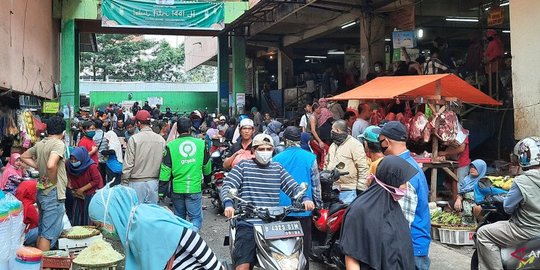 Warga Padati Pasar Minggu Berburu Ragam Keperluan Sambut Lebaran