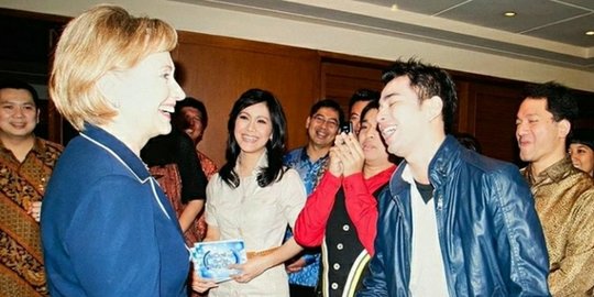 Cerita Raffi Pamer Foto Salaman dengan Hillary Clinton, Langsung Dapat Visa Amerika