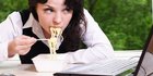 4 Cara Mudah untuk Mencegah Kamu Makan Secara Berlebih
