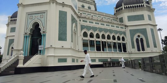 Jelang Pelaksanaan Salat Id, Masjid di Medan Disemprot Disinfektan