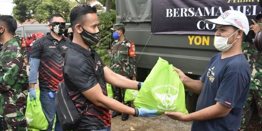 Perwira TNI Salurkan 5.900 Bantuan ke Warga Bogor-Cianjur yang Terkena Dampak Corona