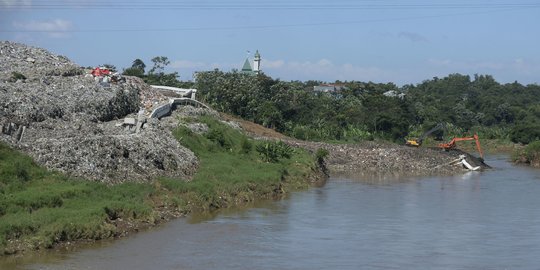 TPA Sampah Cipeucang Longsor ke Sungai Cisadane