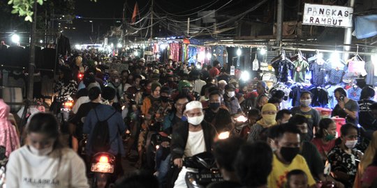 Malam Takbiran, Warga Padati Pasar Malam Jiung Kemayoran