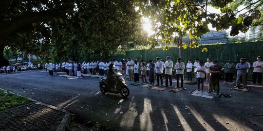 Warga Kebayoran Lama Terapkan Protokol Kesehatan Selama Salat Id