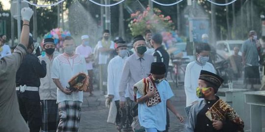 Jemaah Salat Idulfitri di Jember Disemprot Disinfektan, Cuci Tangan dan Jaga Jarak