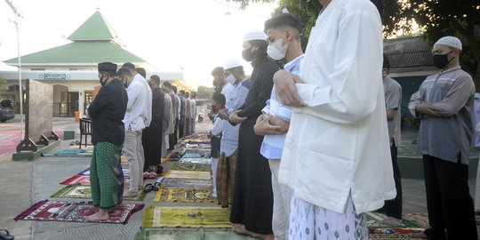 Wabah Pandemi, Warga Pamulang Gelar Salat Id di Pelataran Masjid