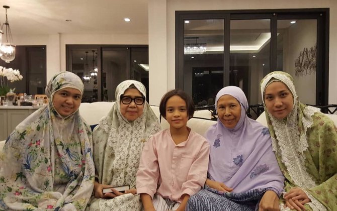 Rayakan Idul Fitri Bareng Keluarga  Potret Terbaru Bunga  