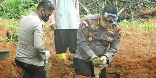 Aksi Polisi di Palembang Turun Tangan Gali Makam untuk Jenazah Pasien Covid-19