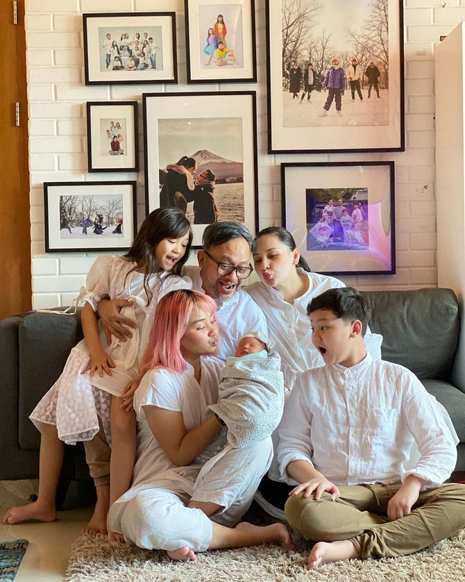 lebaran keluarga mona ratuliu