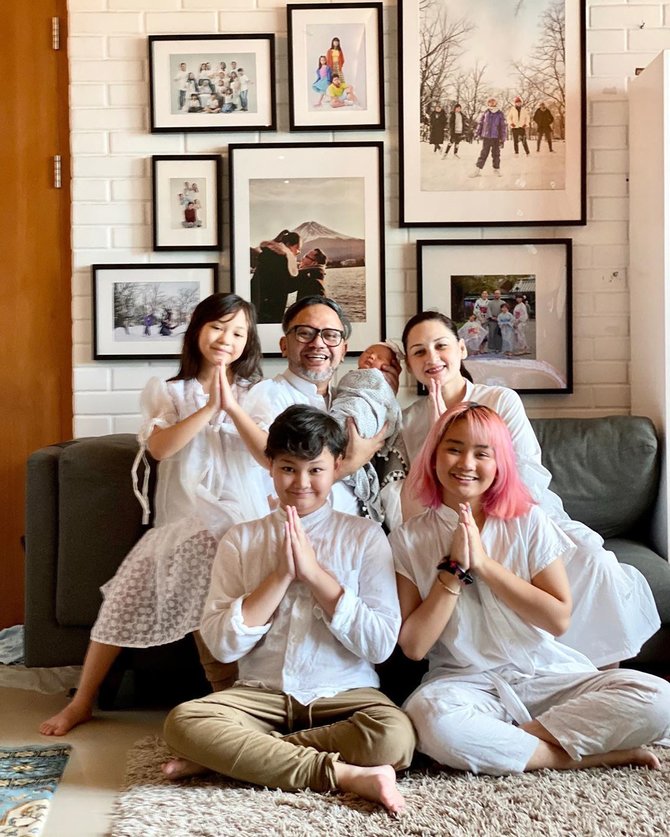 lebaran keluarga mona ratuliu