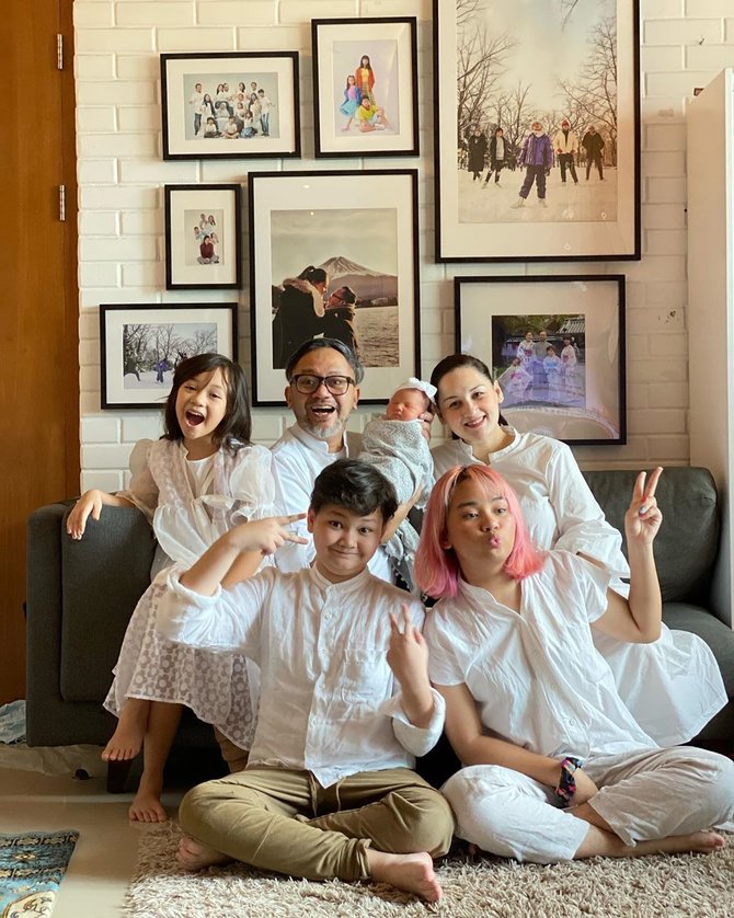 lebaran keluarga mona ratuliu