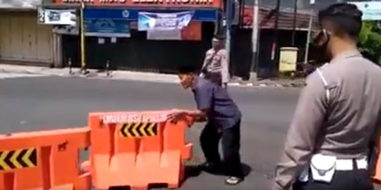 Beredar Video Pria Tua Ngamuk Bongkar Blokade di Jalan Raya yang Dijaga Polisi