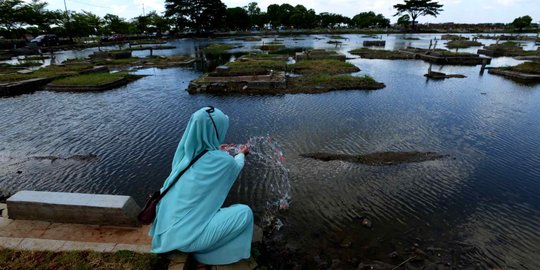 Hari ke-2 Lebaran, Warga Ziarah Kubur Meski TPU Semper Banjir