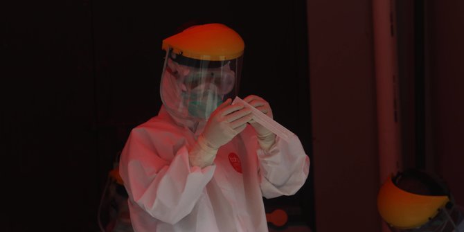 https://cdns.klimg.com/merdeka.com/i/w/news/2020/05/25/1180572/670x335/selama-enam-jam-berhadapan-dengan-virus-corona-petugas-lab-tahan-tak-makan-dan-minum.jpg