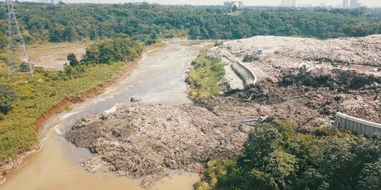 20 Meter Sampah Dievakuasi dari Badan Kali Cisadane usai Longsor