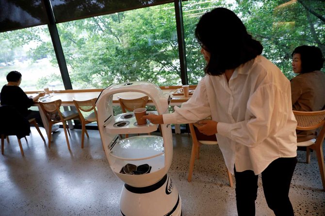 kafe di korsel pakai robot layani pelanggan