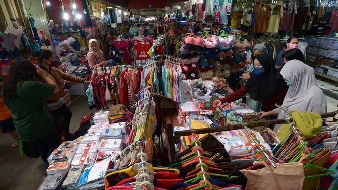 warga berbelanja baju lebaran di pasar kebayoran lama