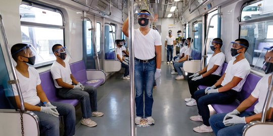 Ratusan Polisi Filipina Gelar Simulasi Penerapan Jaga Jarak di LRT