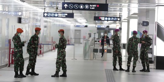 Tambah Pasukan TNI-Polri, Cara Jokowi Tekan Daerah yang Kurva Covid-19 Masih Tinggi