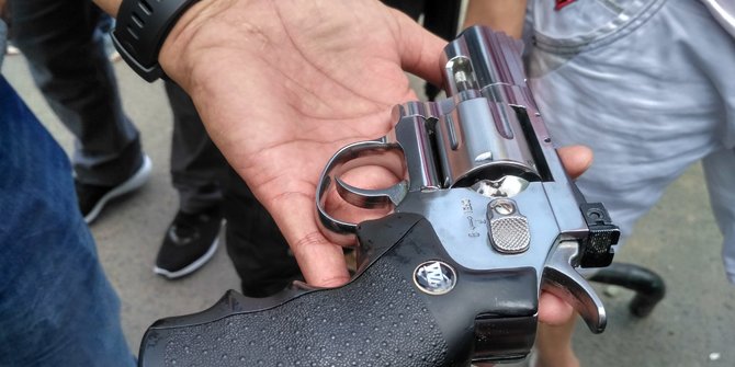 Todongkan Airsoft Gun ke Karyawan Minimarket di Jakbar, Rampok Gasak Rp26 Juta