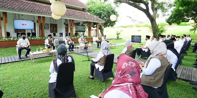 https://cdns.klimg.com/merdeka.com/i/w/news/2020/05/27/1181106/670x335/pemkab-banyuwangi-kaji-berbagai-konsep-new-normal.jpg