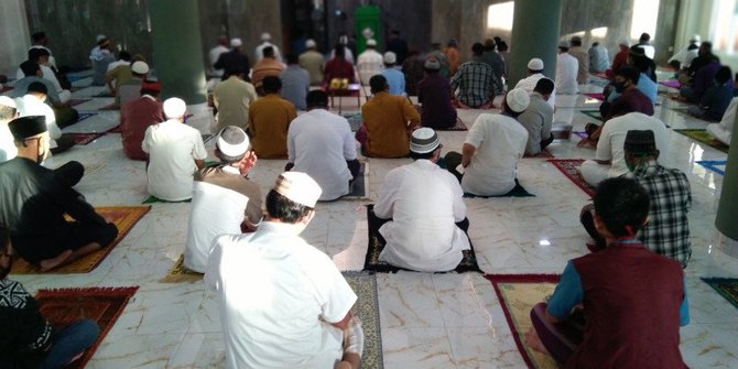 https://cdns.klimg.com/merdeka.com/i/w/news/2020/05/27/1181182/670x335/new-normal-menag-sebut-tahap-awal-masjid-dibuka-hanya-untuk-salat.jpg